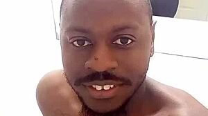 Watch this hot solo masturbation in front of the mirror, ass on display, free selfie fun!