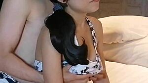 自制业余：泳装中刺激大奶女友乳头至高潮