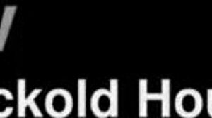 Garota safada acorda o namorado corno para menage a trois junto com o amigo dele.