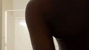 Watch this hot solo masturbation in front of the mirror, ass on display, free selfie fun!