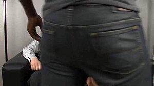 饥渴美女用深喉和肛骑对付硬鸡巴