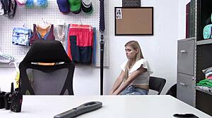 幸运保安偷窥两个热辣制服18+妹子