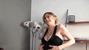 饥渴美女用深喉和肛骑对付硬鸡巴