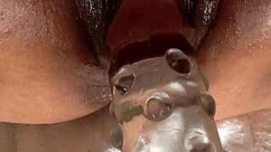 巨大黑逼在激烈自慰中插入巨大假阳具和刺激阴蒂