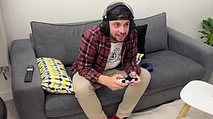 帕梅拉·门多萨为游戏男孩吸大鸡巴，射脸和手淫