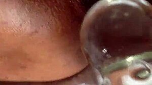 巨大黑逼在激烈自慰中插入巨大假阳具和刺激阴蒂