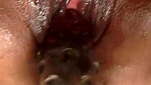 巨大黑逼在激烈自慰中插入巨大假阳具和刺激阴蒂