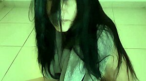 Garota com tesão toda molhada de porra coloca o dedo na vagina pra masturbar com vontade de sentar na rola...