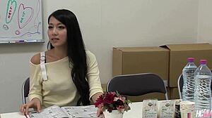 日本可爱女孩Ren Azumi在无码三人行中吸吮和操两个鸡巴