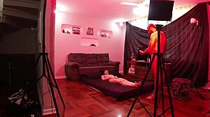 Bastidores da gravação no estudio mattos movies com alice drummond, a novinha magrinha que adora levar rola no cu e na buceta.