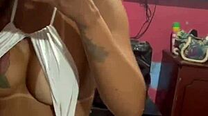 Ele não aguentou e tirou a capa na rua as the Brazilian brunette casually hooks up with blonde transsexual in amateur crossdressing