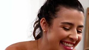 爆乳黑发18+按摩妹抹Nuru胶全身磨蹭客户