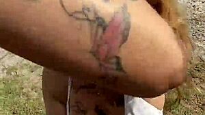 loira casada paulista com tatuagem e cabelo longo transa com amante carioca na praia pública