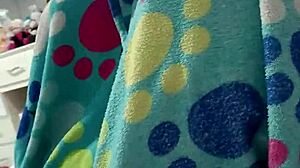 me masturbo mientras mi mujer se hace las uñas with close-up couple action