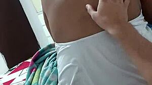 me masturbo mientras mi mujer se hace las uñas with close-up couple action