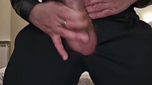 Amatoriale sega con sborrata - cazzo enorme schizza tanto sperma 😏💦