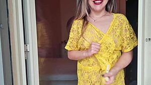 i'm this gostosa safada cleanin' the room without panties, showin' off my big ass and natural tits while masturbatin' in fetish style