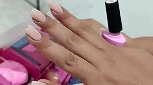 me masturbo mientras mi mujer se hace las uñas with close-up couple action