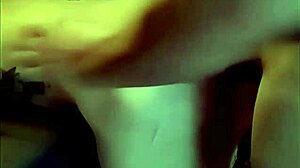 Die Schlampe muss nach dem pissen den schwanz sauber lutschen