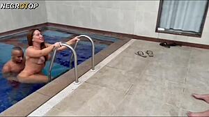 Putona Gostosa Sendo Arrombada Na Piscina Casada Safada Da Bunda Grande Trai O Marido Por Uma Rola Gigante E Grossa