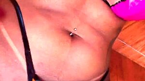 Teen Shows Off Oral Skills on Pussy in Bikini