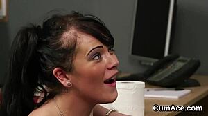 俏皮美女颜射吞精一滴不剩