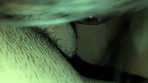 haciendo de las suyas en intensa sesion de masturbacion solitaria con toques salvajes