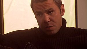 海莉·佩奇从厨师那里得到热小吃，然后在丝袜里深肛注射