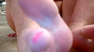 想象在纤细性感脚或粉嫩剃毛阴部之间选择，当两者都在等待