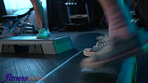 嘿，小巧18+拉丁Angelique Lapiedra加入Isabella de Laa狂野FFM三人硬快骑乘