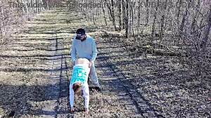 我们户外做爱被无人机拍到，我老婆的天然大奶在巨屌上晃荡