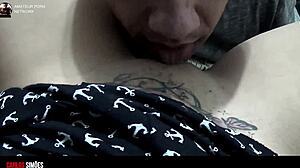 舔吸不穿内裤棕发美女裙子下多汁阴部