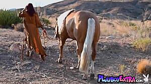 娇小红发美女Odette Fox户外骑马，脱衣露出大自然奶子和阴部