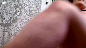 想象在纤细性感脚或粉嫩剃毛阴部之间选择，当两者都在等待