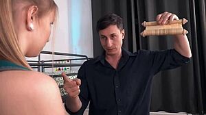 Regina Sparks暗示在宿舍与旅馆室友进行深肛骑乘