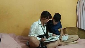 Mi hermanastra colegiala me pide que se la mame y masturbe en diferentes posiciones - porno en espanol-