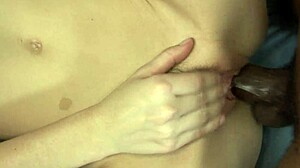 个人哦，看着美丽性感棕发女孩被大黑鸡巴肏屁眼，我好兴奋