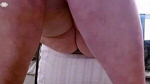 想象在纤细性感脚或粉嫩剃毛阴部之间选择，当两者都在等待