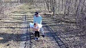 我们户外做爱被无人机拍到，我老婆的天然大奶在巨屌上晃荡