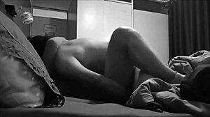 JEFE de mi esposo me visita en mi CUARTO cuando mi marido no esta y me hace GEMIR bien rico