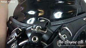 假阳具群交与女支配奴隶在乳胶笼子和橡胶服装中。