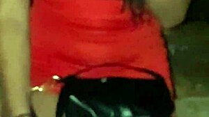 Estava na rua, encontrei uma mulher brigando com o namorado e ela tirou a calcinha pra mostrar a bocetinha, fiquei louco arrumando tudo.