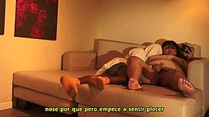 mi padrastro llega cansado del trabajo y yo aprovecho para cumplir mi fantasia de chupar su pene mientras el descansa sub espa�ol