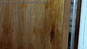 me caliento cada d�a m�s espiando a mi cu�ada cuando se ba�a in the shower with her natural tits