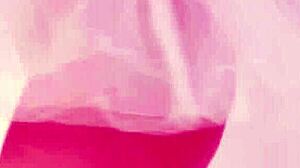 娇小黑发拉脱维亚芭蕾舞者伊尔维·科科莫赤裸练习时感受深沉激情