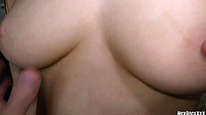 我不小心滑进了继妹的朋友，她有圆润的屁股，这个可爱的18岁少女在狗式中