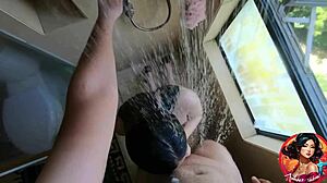 饥渴19岁中国大学生在淋浴中意外与跨种族保姆做爱