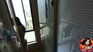 饥渴19岁中国大学生在淋浴中意外与跨种族保姆做爱