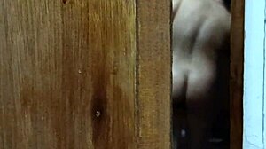 me caliento cada d�a m�s espiando a mi cu�ada cuando se ba�a in the shower with her natural tits