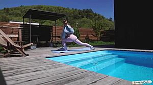 邻居偷窥我早上泳池边瑜伽，然后后入式操我。湿润阴道内射在运动紧身裤快速做爱。